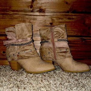 Jellypop Blake Women’s Bow Accent Ankle Boots - Size 9M